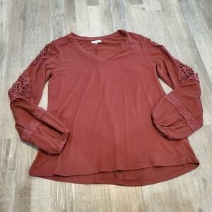 𝅺Maurices small reddish brown sweater with cut out crochet lace sleeve detail